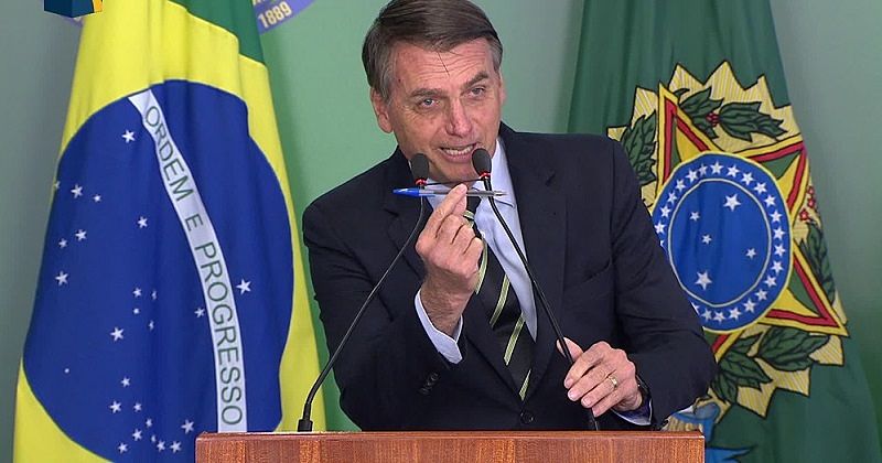 jair bolsonaro assina decreto que facilita posse de armas no brasil