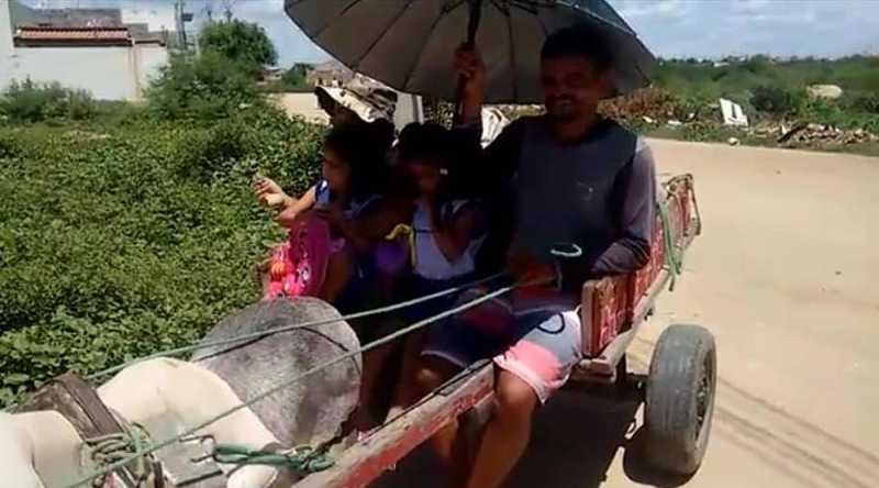 criancas vao para escola em cidade do sertao em carroca de burro por falta de transporte escolar video