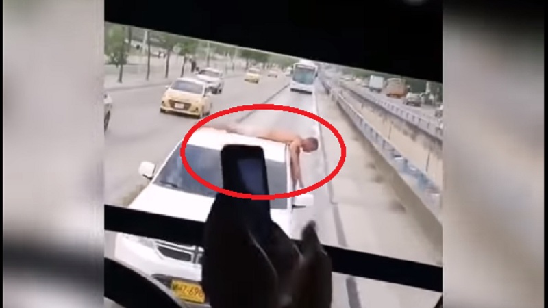 video mulher traida faz marido ficar pelado no teto do carro e sai pelas ruas assista