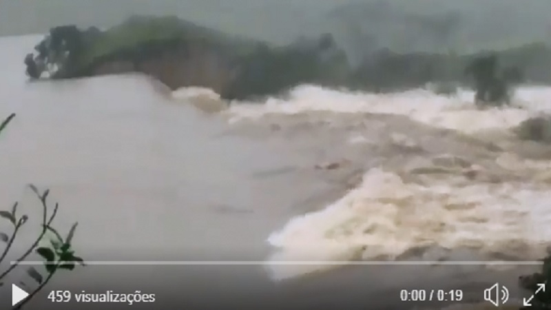 barragem se rompe e inunda povoado na bahia veja video