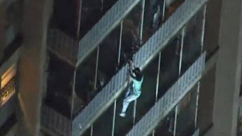 video homem escala 15 andares para salvar a mae em incendio veja