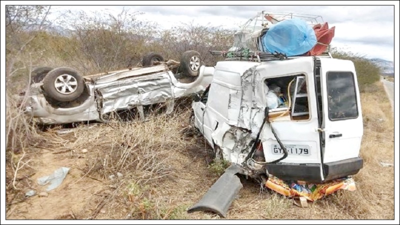 grave acidente deixa dois carros destruidos no sertao da pb video
