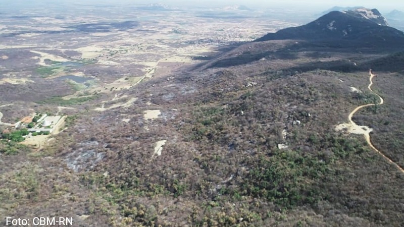 imagens aereas mostra o local do incendio na serra do lima em patu rn