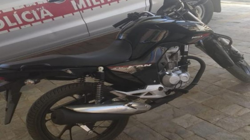 policia recupera moto roubada em brejo do cruz