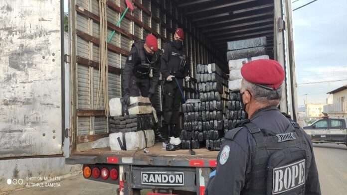 operacao conjunta entre as policias federal e militar intercepta carga com cerca de 620 quilos de drogas no sertao