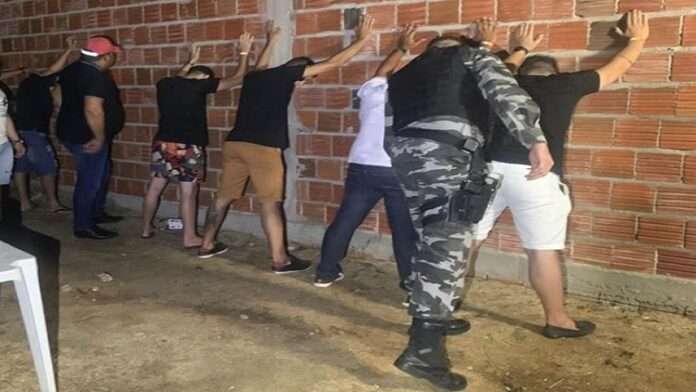policia militar encerra festa clandestina apreende drogas e conduz organizador a delegacia em sao bento