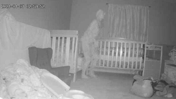 video camera flagra presenca bizarra perto berco de crianca