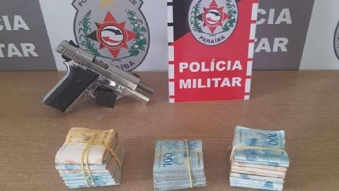 policia flagra homem com arma e mais de r 25 mil em dinheiro durante abordagem